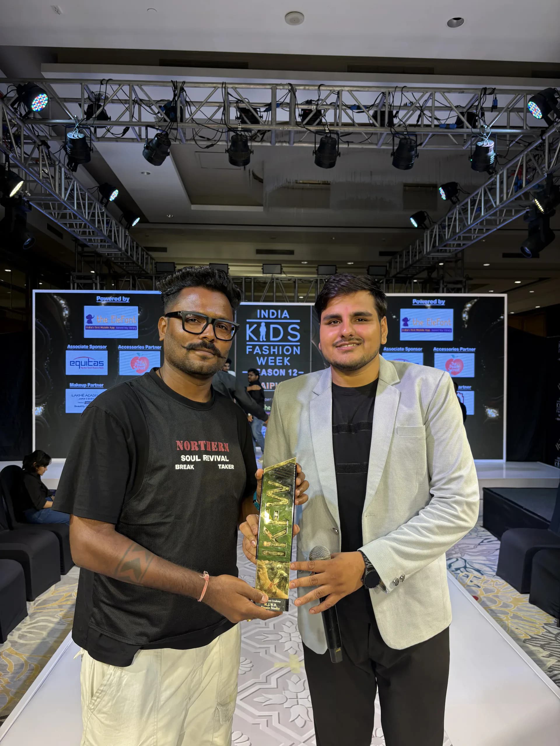 Anchor Yash Soni on stage at a Jaipur event